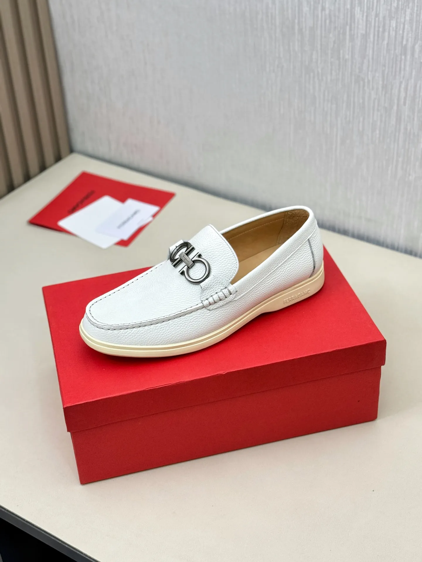 [Ferragamo] P: 580💰 Number of yards: 38~44 (45 orders are non-returnable) Ferragam's new men's driving shoes, the fabric is made of imported cowhide, with visible texture, heavy industrial stitching, dyed calfskin inside, standard logo cowhide feet, big-name experience, soft and comfortable on the feet, a men's favorite, special non-slip and wear-resistant rubber soles, easy to handle various occasions, with original box packaging!